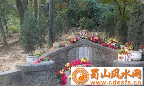 坟上放什么破坏风水